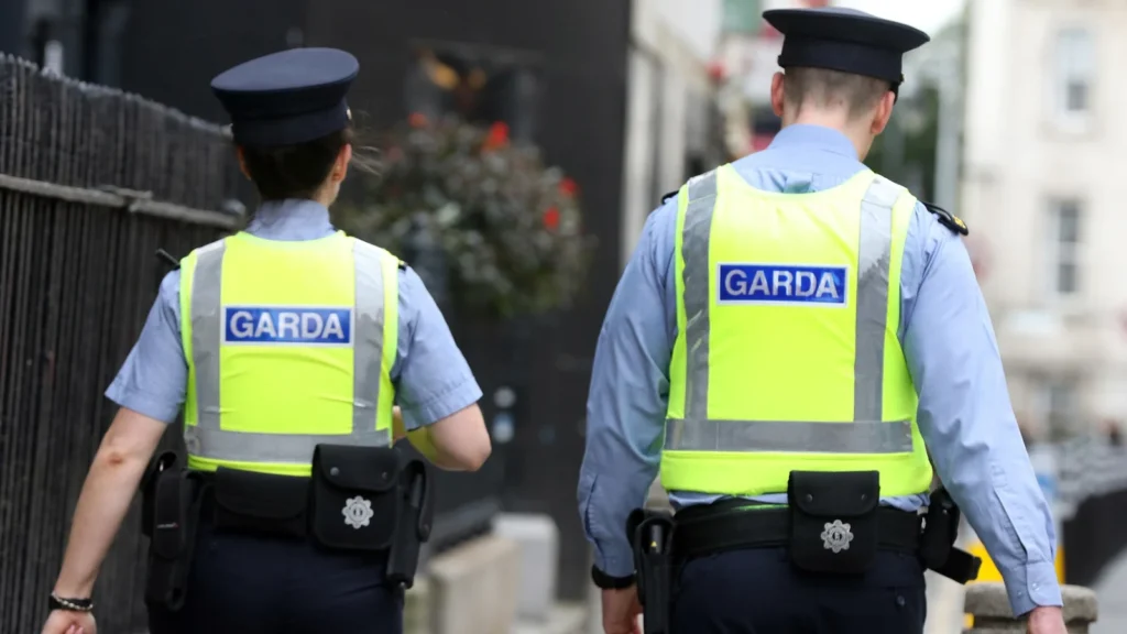 Dimision Del Jefe De Policia De Irlanda Del Norte Tras Polemicas