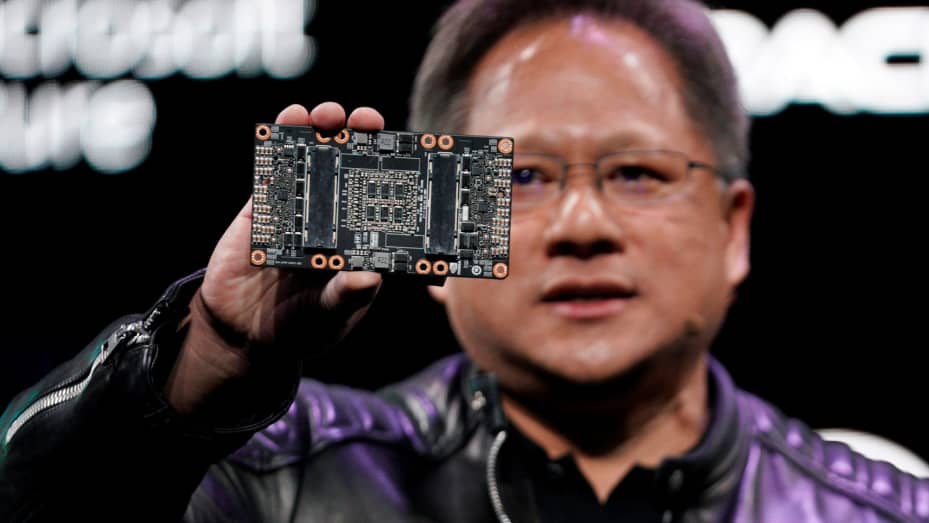 Jensen Huang, Ceo De Nvidia Con Semiconductor En La Mano.